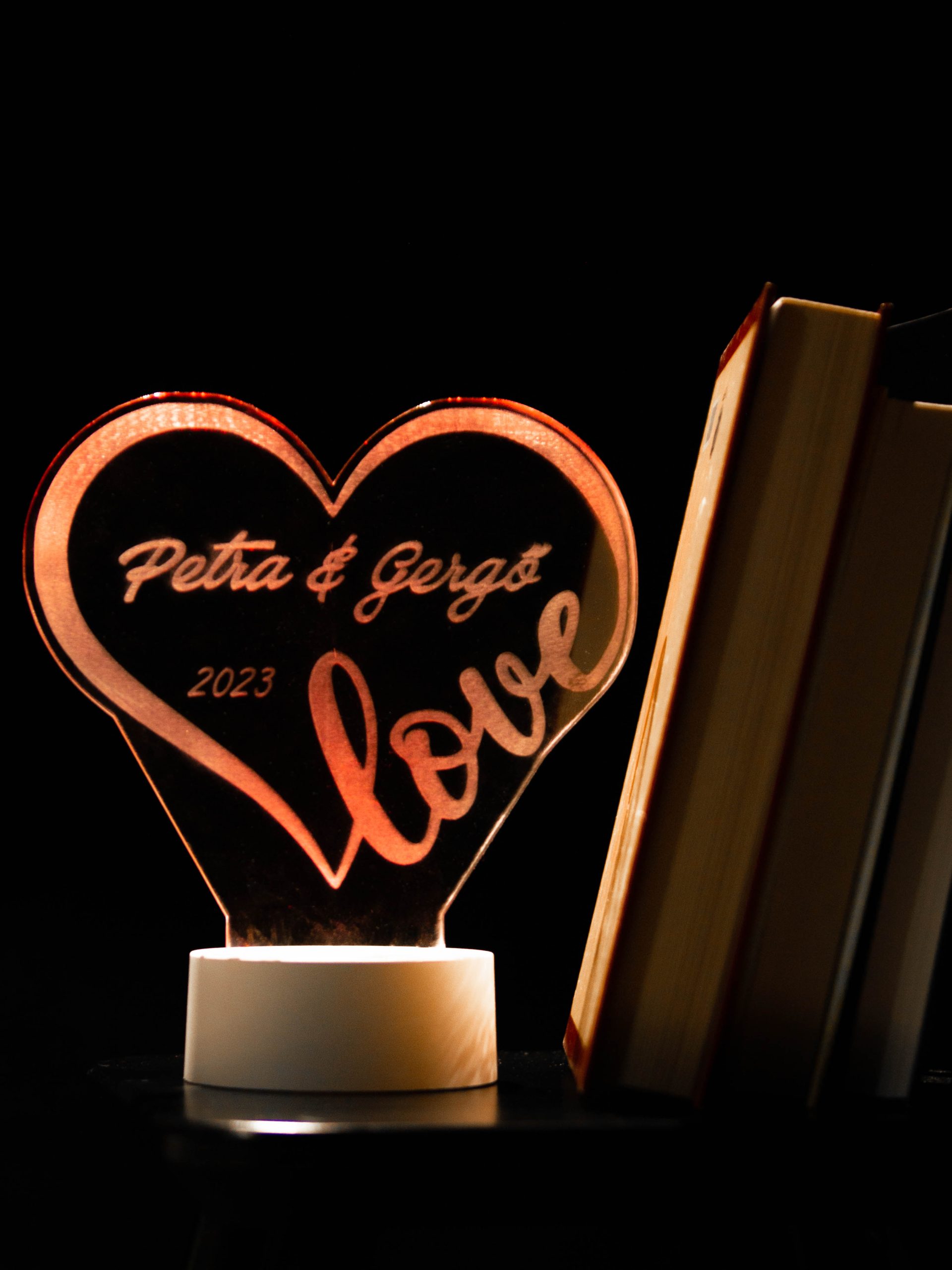 Akril lámpa “Love” dizájn – egyedi szöveggel