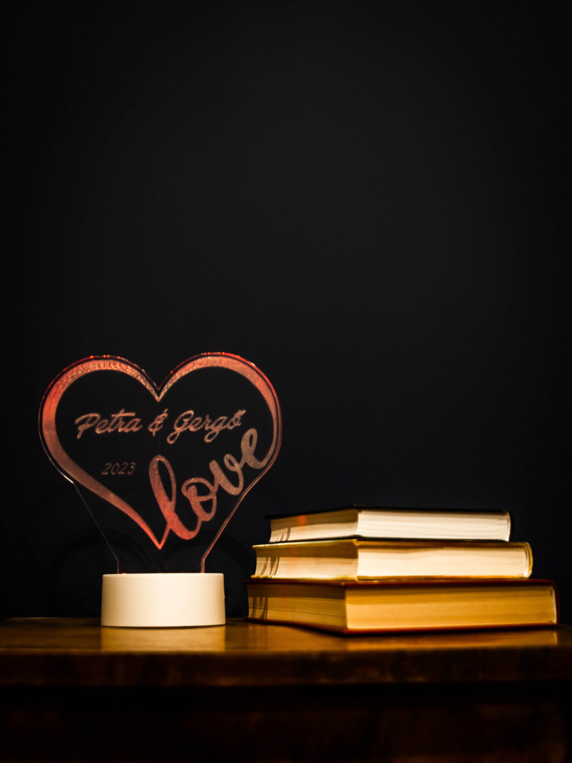 Akril lámpa “Love” dizájn – egyedi szöveggel