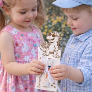 Húsvéti ajándék átadó dinós